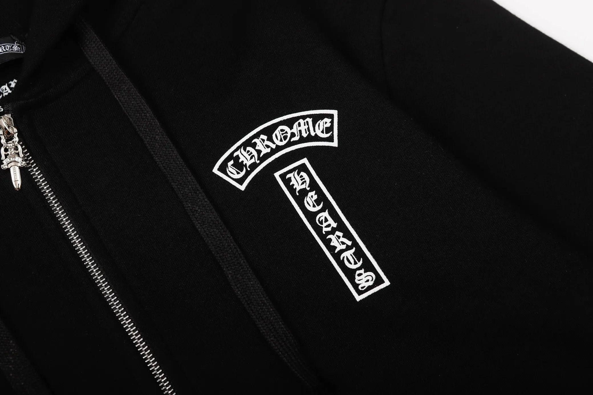 Q26—P230 -Chrome Hearts/Chrome Hearts printed zipper sweatshirt cardigan jacket -420 grams of high-density, high-quality wool, soft, delicate and skin-friendly, soft and silky to the touch, warm and skin-friendly -The hardware zipper accessories are all customized and full of details -Colour: black -Size: S M L XL